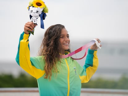 Rayssa Leal comemora a medalha de prata na categoria skate street feminino