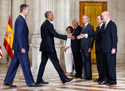 El presidente de los EEUU, Barack Obama (i), en presencia del rey Felipe VI; la vicepresidentea del Gobierno, Soraya Sáenz de Santamaría, y los ministros, de Asuntos Exteriores, José Manuel García-Margallo (4d), y de Defensa, Pedro Morenés (2d), pronuncia unas palabras en el salón de las Columnas del Palacio Real.