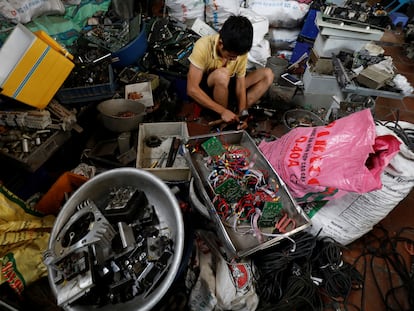 Un chico clasifica piezas reciclables de equipos eléctricos y electrónicos en la aldea de Quan Do, en la provincia de Bac Ninh, Vietnam, el 1 de julio de 2020.