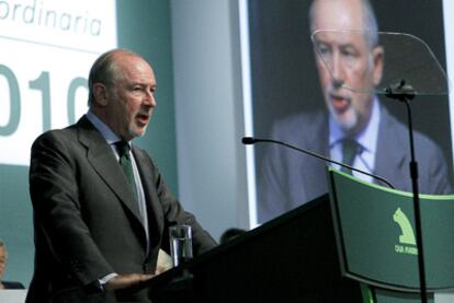 El presidente de Caja Madrid, Rodrigo Rato, durante su intervención en la asamblea celebrada este martes para aprobar su integración en el nuevo grupo financiero.