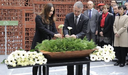 La presidenta, Bakartxo Tejería y el lehendakari en la ofrenda floral este jueves.