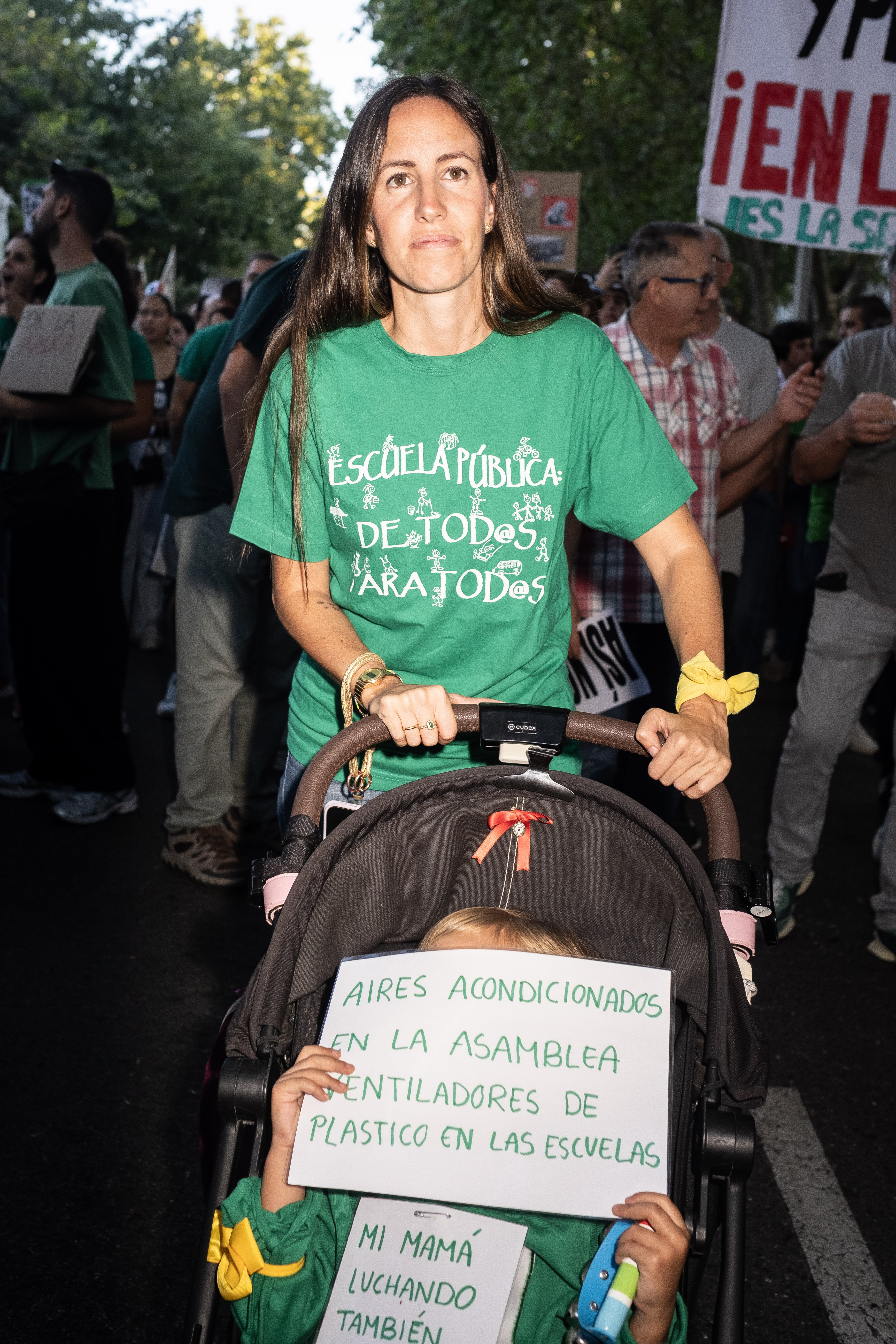 Aroa Gil, profesora de Educación Infantil, junto a su hija en la manifestación. 