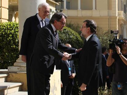 Artur Mas i Mariano Rajoy, amb Margallo al fons, se saluden a la cimera.