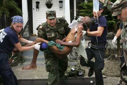 Un sargento de la Guardia Nacional lleva en brazos a un hombre rescatado de su casa en Nueva Orleans.