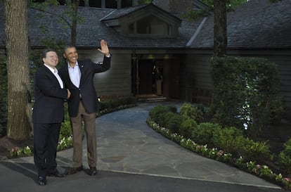 Obama ha recibido a los líderes políticos -en la imagen, el presidente de la Comisión Europea, el portugués José Manuel Barroso- vestido de manera informal, sin corbata.