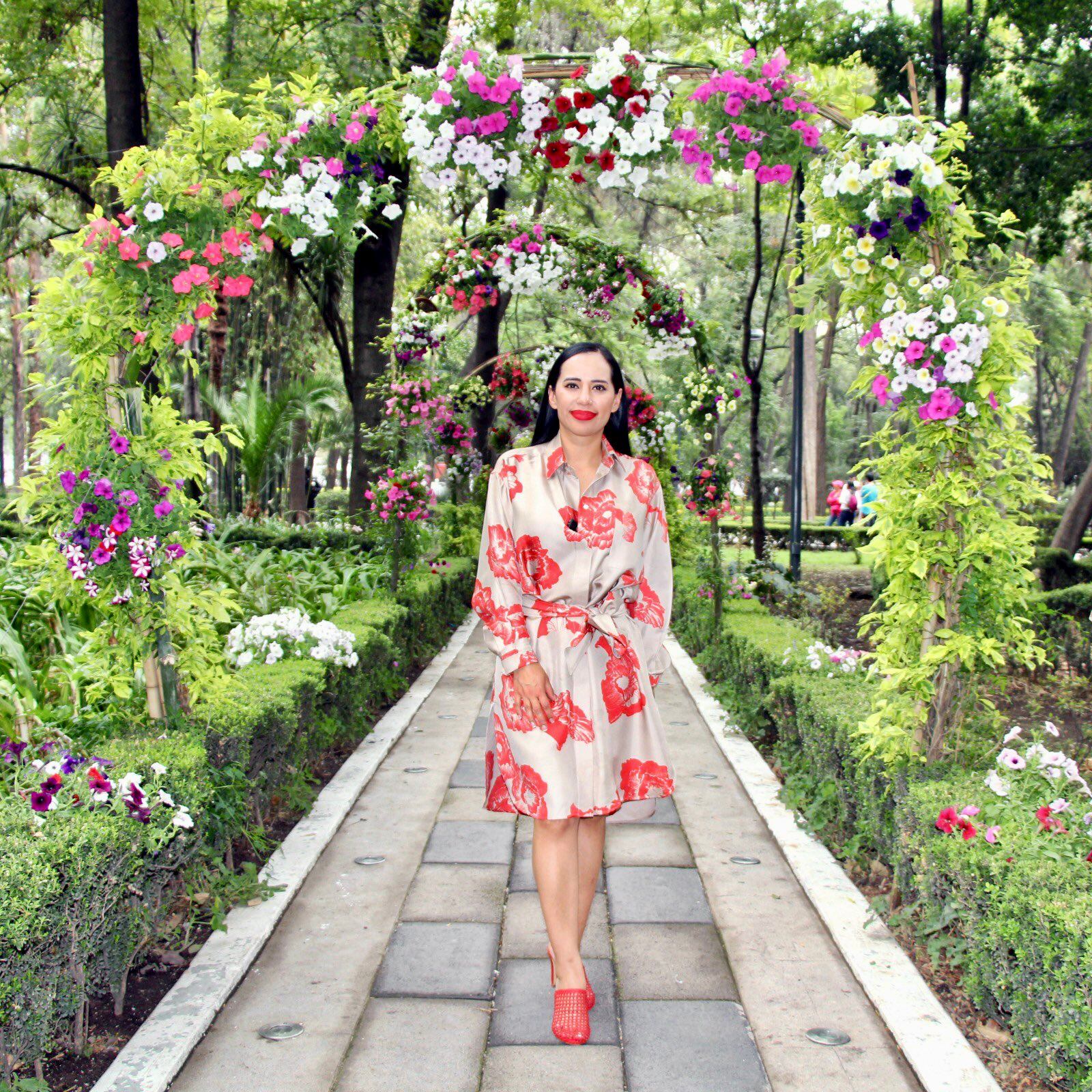 Sandra Cuevas en un parque en Ciudad de México.