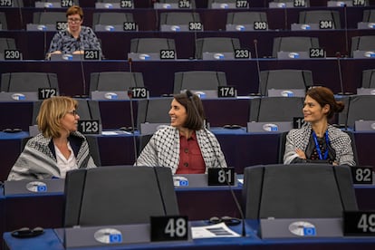 Las eurodiputadas Catarina Martins (Bloco), Irene Montero e Isa Serra (Podemos) en el último pleno en Estrasburgo, el 7 de octubre.