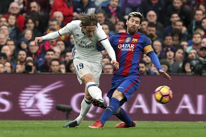 Modric le disputa el balón a Messi.