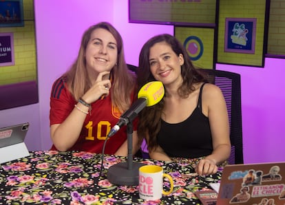 En 'Estirando el chicle', las cómicas y guionistas Carolina Iglesias y Victoria Martín comparten vivencias y anécdotas con otras mujeres que visitan el estudio de grabación.