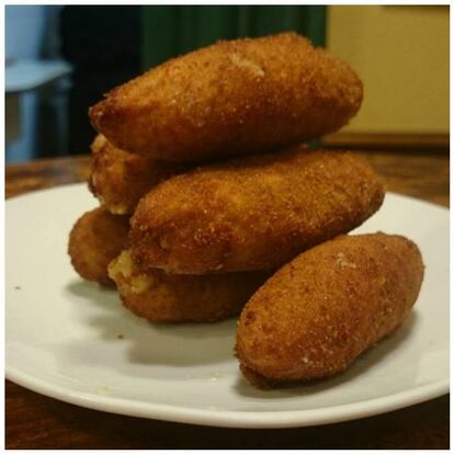 Croquetas de jamón y ternera (0,75 €, unidad). Un clásico del casco viejo de Ourense con 60 años de historia y la capacidad de hacer 500 croquetas a la hora. Primero hierven la leche y, una vez templada, añaden la harina, que van deshaciendo con barilla. Para ellos, el punto de la masa debe ser “como el de la miel”. ¡Ah! y dos reglas básicas: utilizar productos gallegos 100% y rebozar con una mezcla de pan blanco y moreno que ellos mismos elaboran.
<a href="https://www.facebook.com/pg/Rey-del-jamon-546519255366359/about/?ref=page_internal">Rey del Jamón.</a> Rúa Lepanto, 15, Ourense.