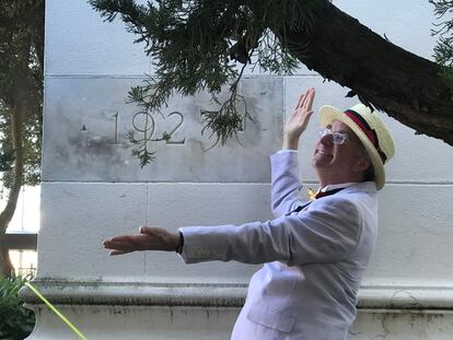 Kahle celebrando el día del dominio público en el exterior de la sede de Internet Archive en 2019