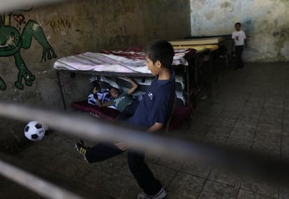 Un ni&ntilde;o patea un bal&oacute;n en La Gran Familia.