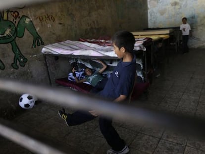 Un ni&ntilde;o patea un bal&oacute;n en La Gran Familia.