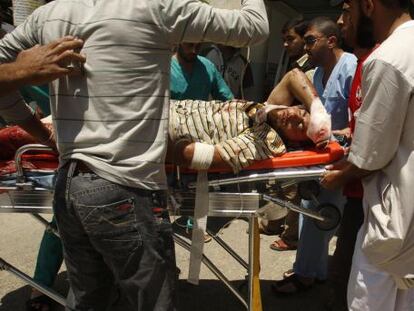 Uno de los palestinos heridos por un misil llega al hospital de Jan Yunis, en Gaza.