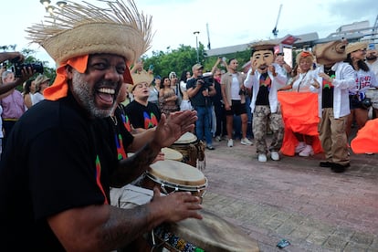 Afuera del Coliseo de Puerto rico, la gente ya tomaba ambiente.