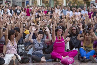 Un grupo de acampados en la Plaza de la Constitución de Málaga.