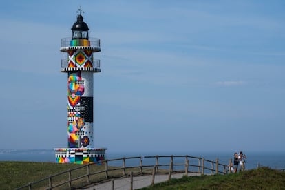 El Faro de la localidad cántabra de Ajo decorado por el artista Okuda San Miguel.