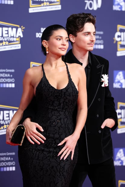Esta semana la pareja formada por la empresaria Kylie Jenner y el actor Timothée Chalamet aparecía por primera vez posando en una alfombra roja. Fue la noche del pasado miércoles en Roma, en la 70ª edición de los premios David Di Donatello en los que el intérprete recogió el galardón a la excelencia cinematográfica. Llegaron juntos al evento, de la mano, y juntos y acaramelados se colocaron frente a los fotógrafos tras dos años de relación en los que su noviazgo ha sido puesto constantemente en entredicho.