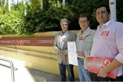 Los secretarios generales de CCOO y UGT de Madrid, Jaime Cedrún (cent.) y José Ricardo Martínez (izq.), junto al representante de USO Javier Blanco (der.). EFE/Archivo