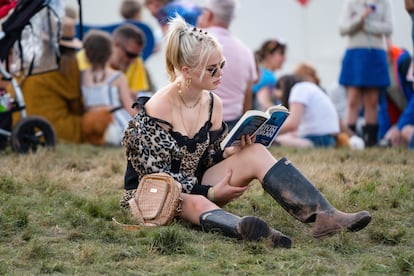 Una mujer lee un libro de Caitlin Moran durante el Green Man Festival (Gales) de 2019.