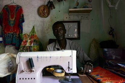 Tras una pequeñísima puerta casi siempre abierta tiene su taller Anca, un senegalés que se encarga de confeccionar muchos de los vestidos y de las camisas que se ven por la isla de Bubaque.