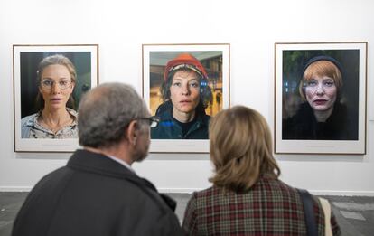 Vista de varios retratos de Julian Rosefeldt, en la galeria Helga de Alvear.