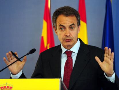 El presidente del Gobierno, José Luis Rodríguez Zapatero, durante la rueda de prensa en el Instituto Cervantes de PekínCervantes