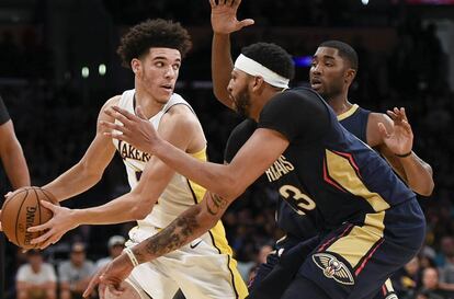 Lonzo Ball, defendido por Anthony Davis.