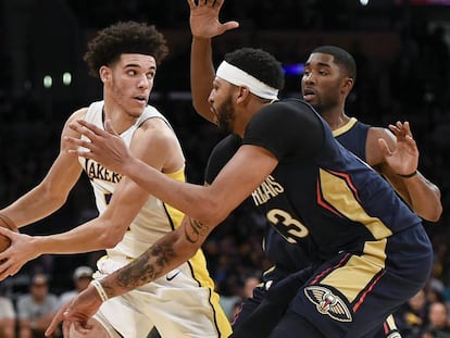 Lonzo Ball, defendido por Anthony Davis.