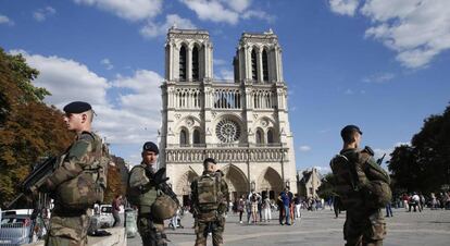 Soldados de la Operaci&oacute;n Centinela en Par&iacute;s, el 20 de agosto 