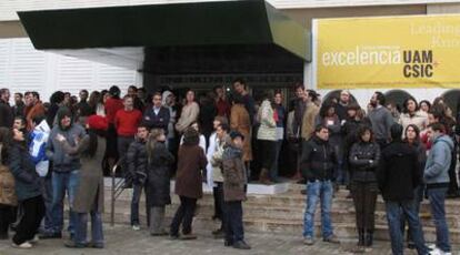 Concentración contra el recorte presupuestario en I+D en el Centro Nacional de Biotecnología (Madrid).