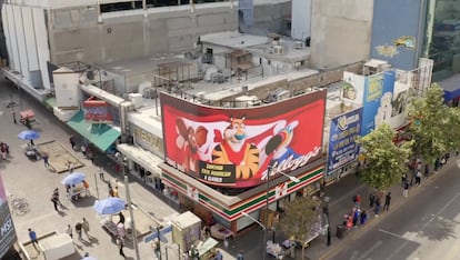 Activación de Kellanova en pantalla curva del centro histórico de Monterrey, Nuevo León.