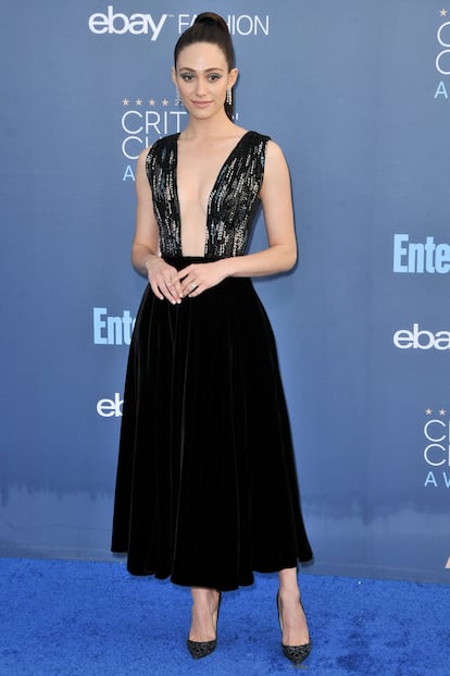 Emmy Rossum apostó por el terciopelo con este diseño de Giorgio Armani.