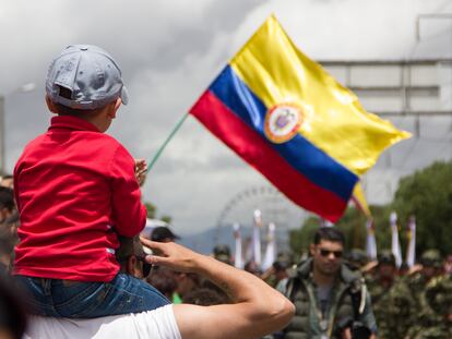 Un niño sostiene una bandera colombiana durante el desfile militar para conmemorar la independencia, en Bogotá, en 2016.