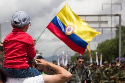 Un niño sostiene una bandera colombiana durante el desfile militar para conmemorar la independencia, en Bogotá, en 2016.