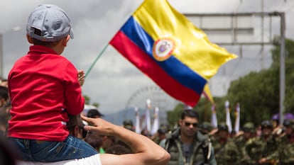 Un niño sostiene una bandera colombiana durante el desfile militar para conmemorar la independencia, en Bogotá, en 2016.