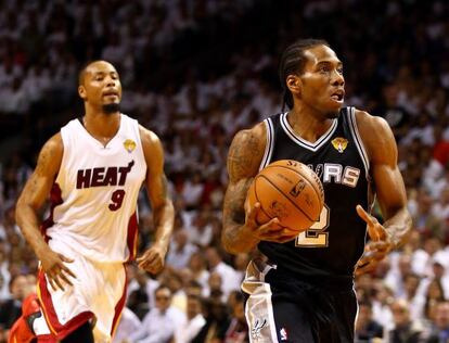 Kawhi Leonard, de los Spurs, en primer plano.