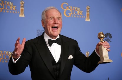 Jerry Weintraub, productor de 'Behind the candelabra', con el Globo de Oro a la mejor miniserie o película para televisión.