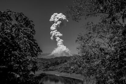 Vista de la ceniza del Volcán de Fuego en la comunidad de San Antonio, Estado de Colima, en México, el 11 de julio de 2015. 'Tierra de volcanes', de Hector Guerrero, no es solo un retrato de los volcanes de México o de los peligros que entrañan, sino que también capta la pobreza y la violencia que amenazan a algunas poblaciones locales.