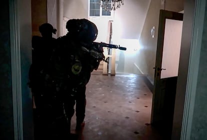 Captura de vídeo proporcionada por el Comité Nacional Antiterrorista de Rusia que muestra a oficiales del servicio de seguridad federal ruso durante una operación antiterrorista en Derbent, república de Daguestán.