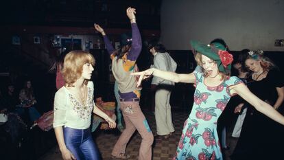 Unas mujeres bailan en una discoteca de California, Estados Unidos, en 1975