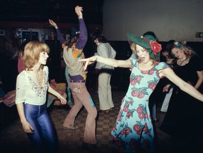 Unas mujeres bailan en una discoteca de California, Estados Unidos, en 1975