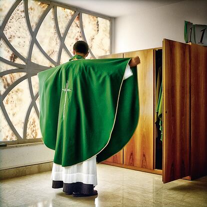 El sacerdote Pierre Salabert, minutos antes de oficiar misa en la iglesia de Guadalupe en Roma.