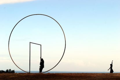 Alumnas de Bellas Artes en una performance con una escultura de Andreu Alfaro que forma parte del "Simposium Escultura Alicante" en el Castillo de Santa Bárbara, 2004.