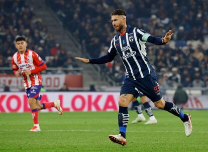 Sergio Ramos pide calma durante el primer tiempo del partido de Rayados contra el Atltico de San Luis.