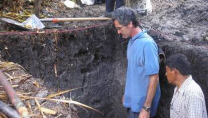 Tim Beach, geógrafo de la Universidad de Texas, y un compañero en una de las excavaciones realizadas en Belice.