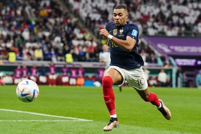 El delantero francés Kylian Mbappé corre tras el balón durante el partido ante Inglaterra, en los cuartos de final del Mundial.