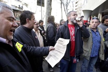 Una treintena de trabajadores se han reunido a la salida de la sede del Departamento de Empresa, en la calle de Sepúlveda.