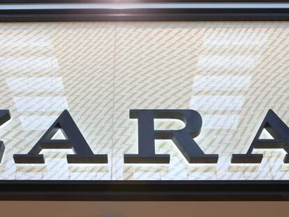 Cartel de una tienda de Zara. 