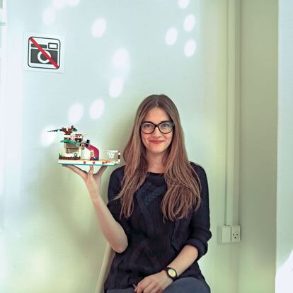 Marta Fernández Valencia, de 28 años, vasca, diseñadora industrial dedicada a estudiar y desarrollar juguetes más enfocados a las niñas, como la serie Friends que levanta en sus manos. Trabaja para LEGO en Billund, junto a otros 150 diseñadores.
